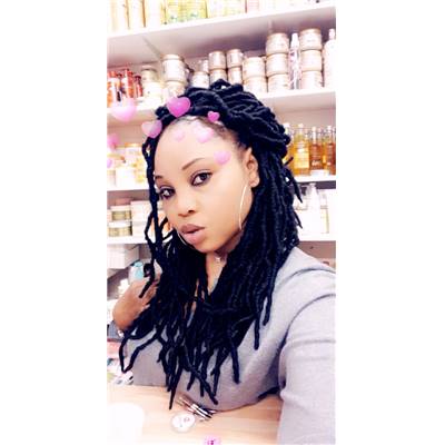 Coiffure fausses nude locks en Crochet Braid