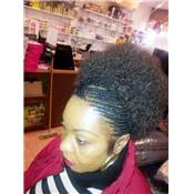 Nattes-collees-demi-tete-et-tissage-en-arriere